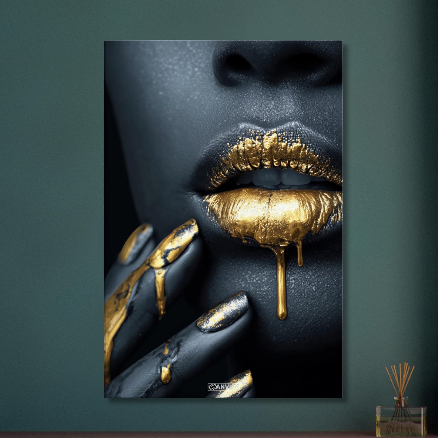 Abstrakte goldene Frauenlippen auf einer Leinwand