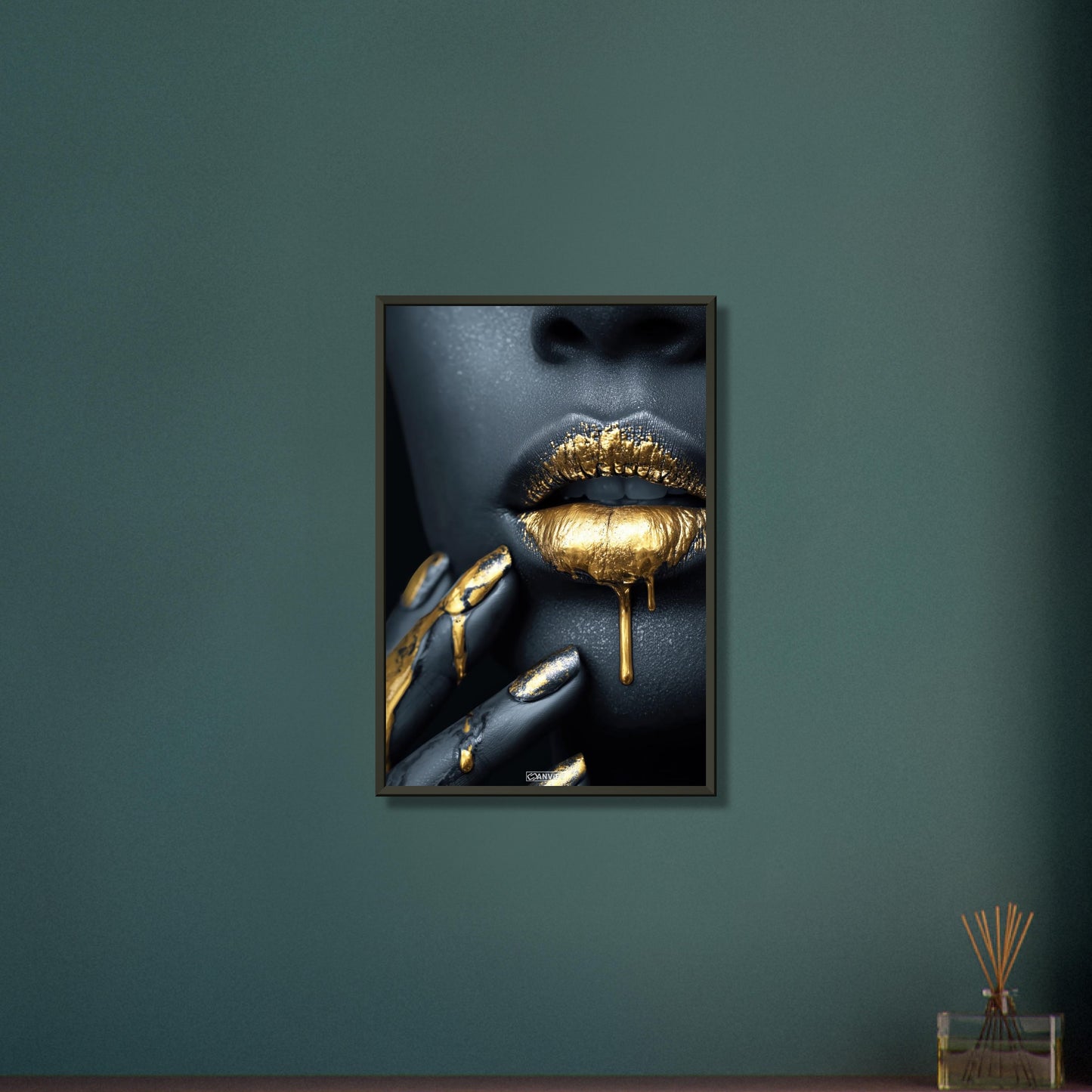 Abstrakte goldene Frauenlippen auf einem Poster im Metallrahmen