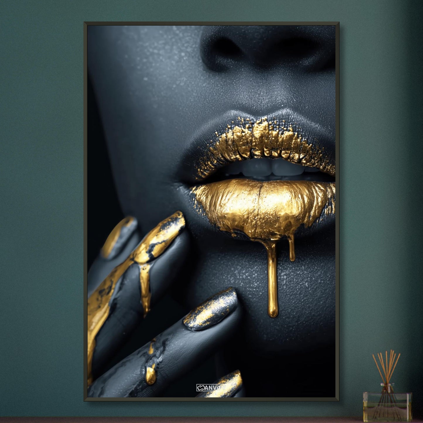Abstrakte goldene Frauenlippen auf einem Poster im Metallrahmen
