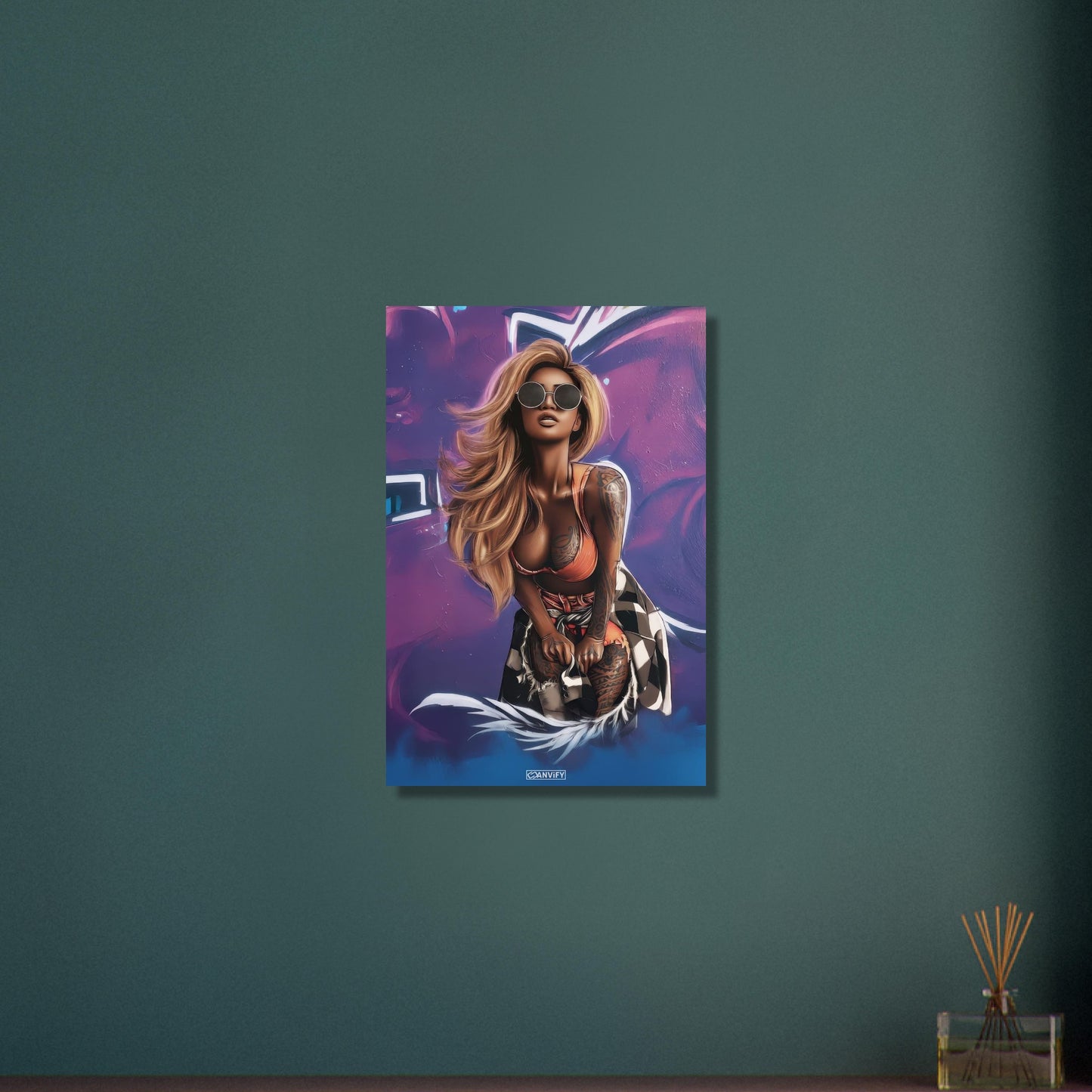 Graffiti Strassenkunst von einer schönen Frau mit hellbraunen langen Haaren im GTA Style auf Aluminium