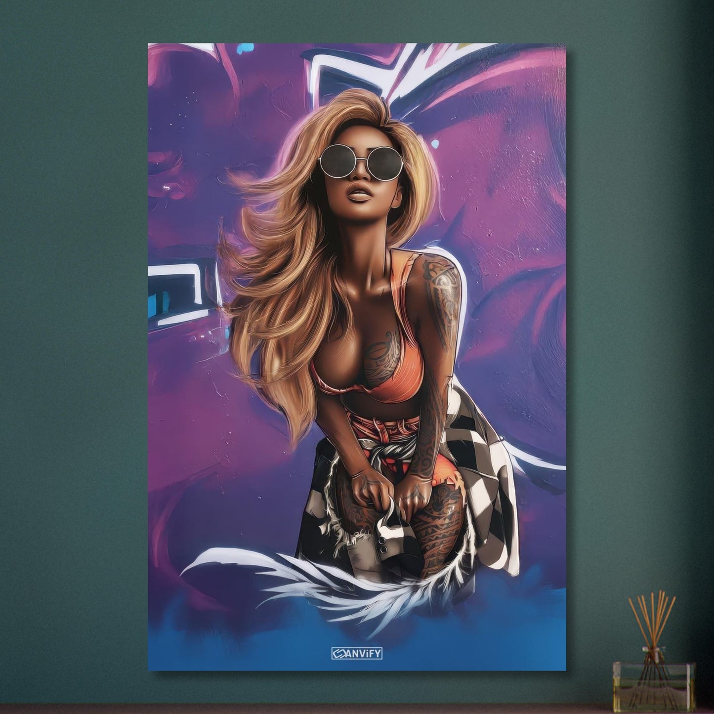 Graffiti Strassenkunst von einer schönen Frau mit hellbraunen langen Haaren im GTA Style auf Aluminium