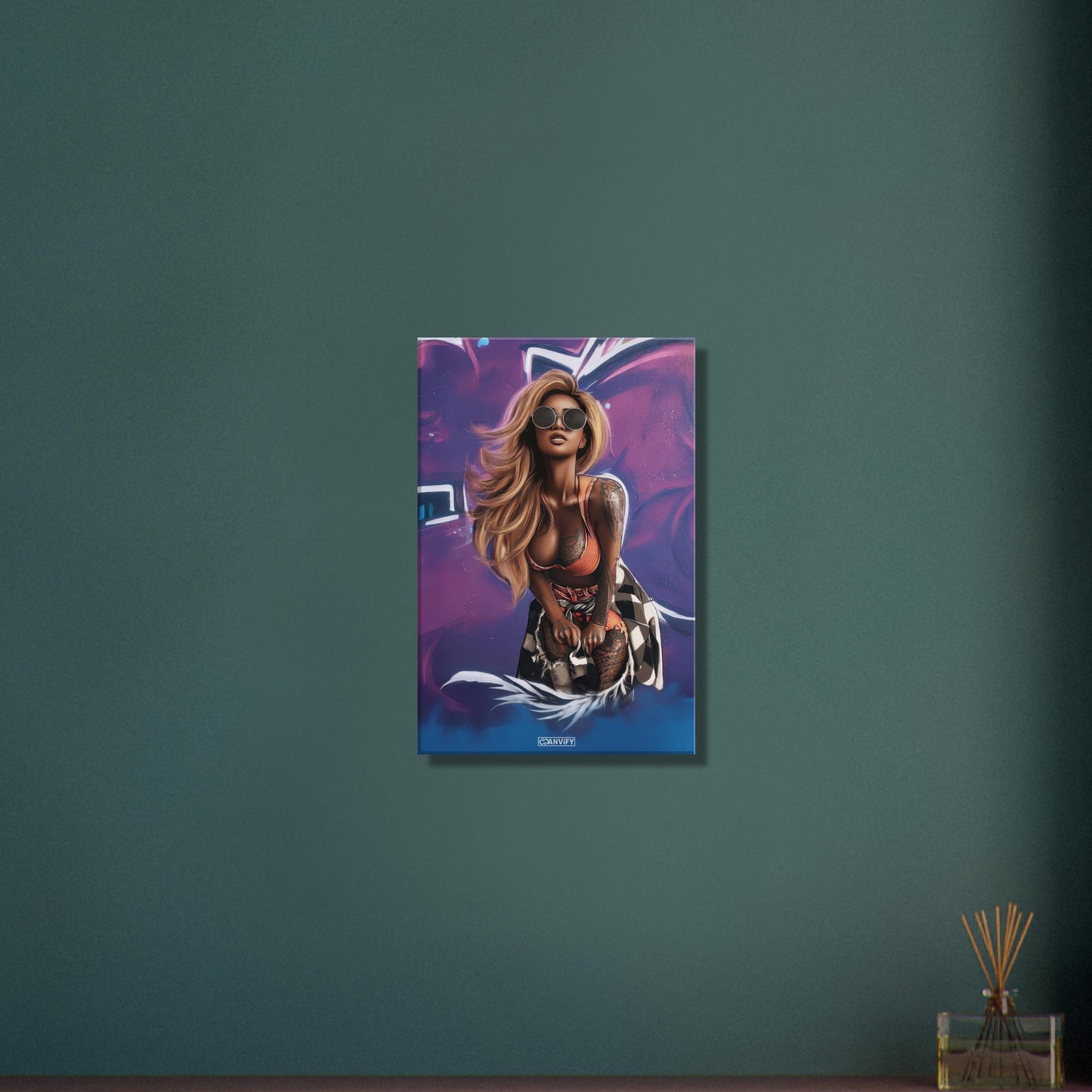 Graffiti Strassenkunst von einer schönen Frau mit hellbraunen langen Haaren im GTA Style auf einer Leinwand