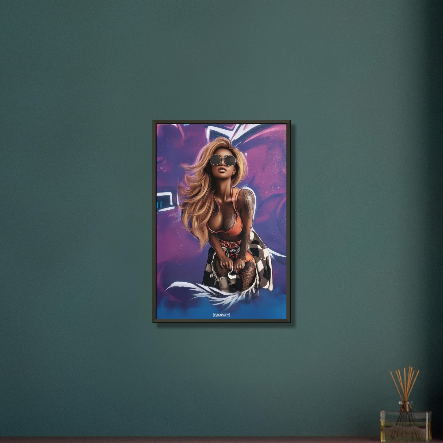 Graffiti Strassenkunst von einer schönen Frau mit hellbraunen langen Haaren im GTA Style auf einem Poster im Metallrahmen