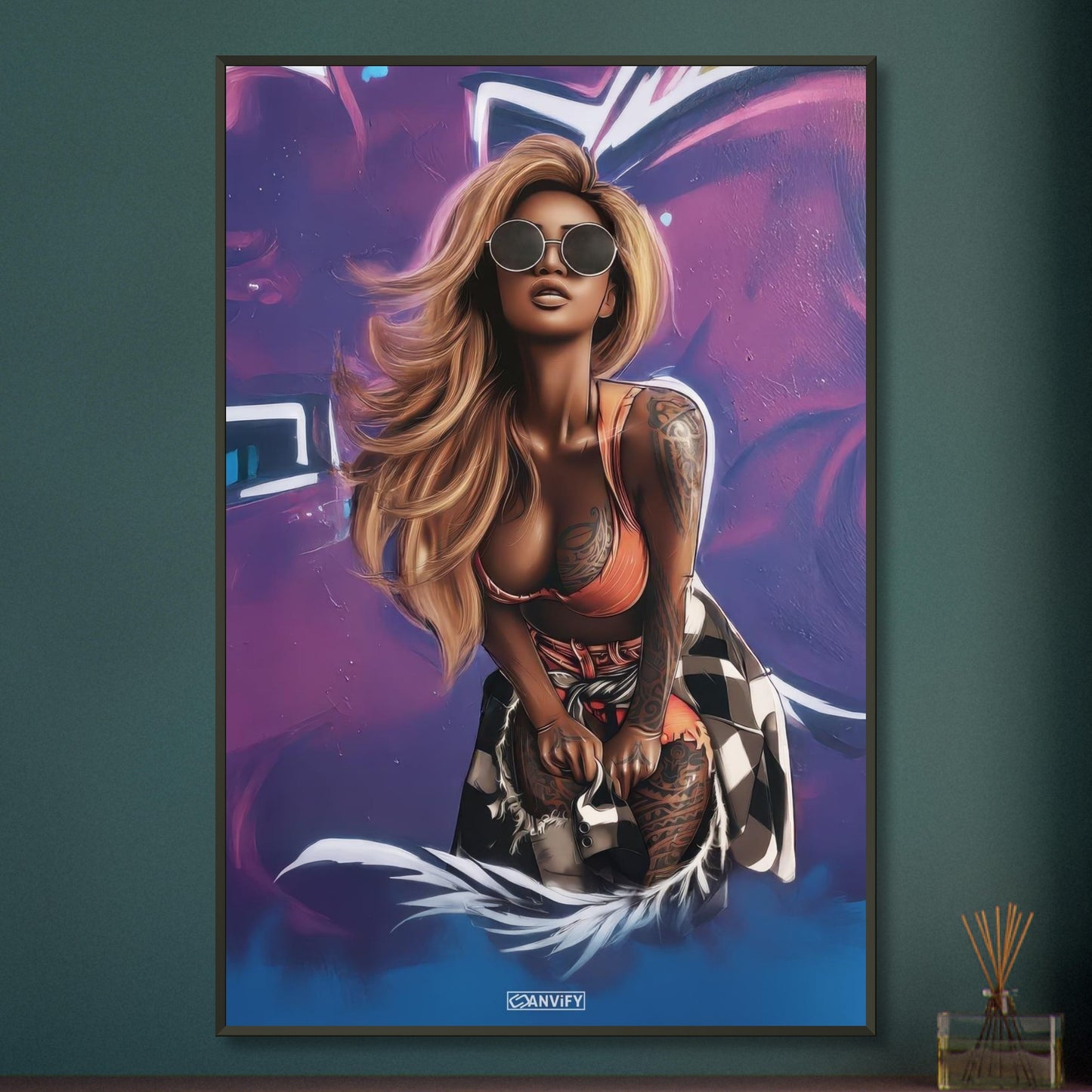 Graffiti Strassenkunst von einer schönen Frau mit hellbraunen langen Haaren im GTA Style auf einem Poster im Metallrahmen