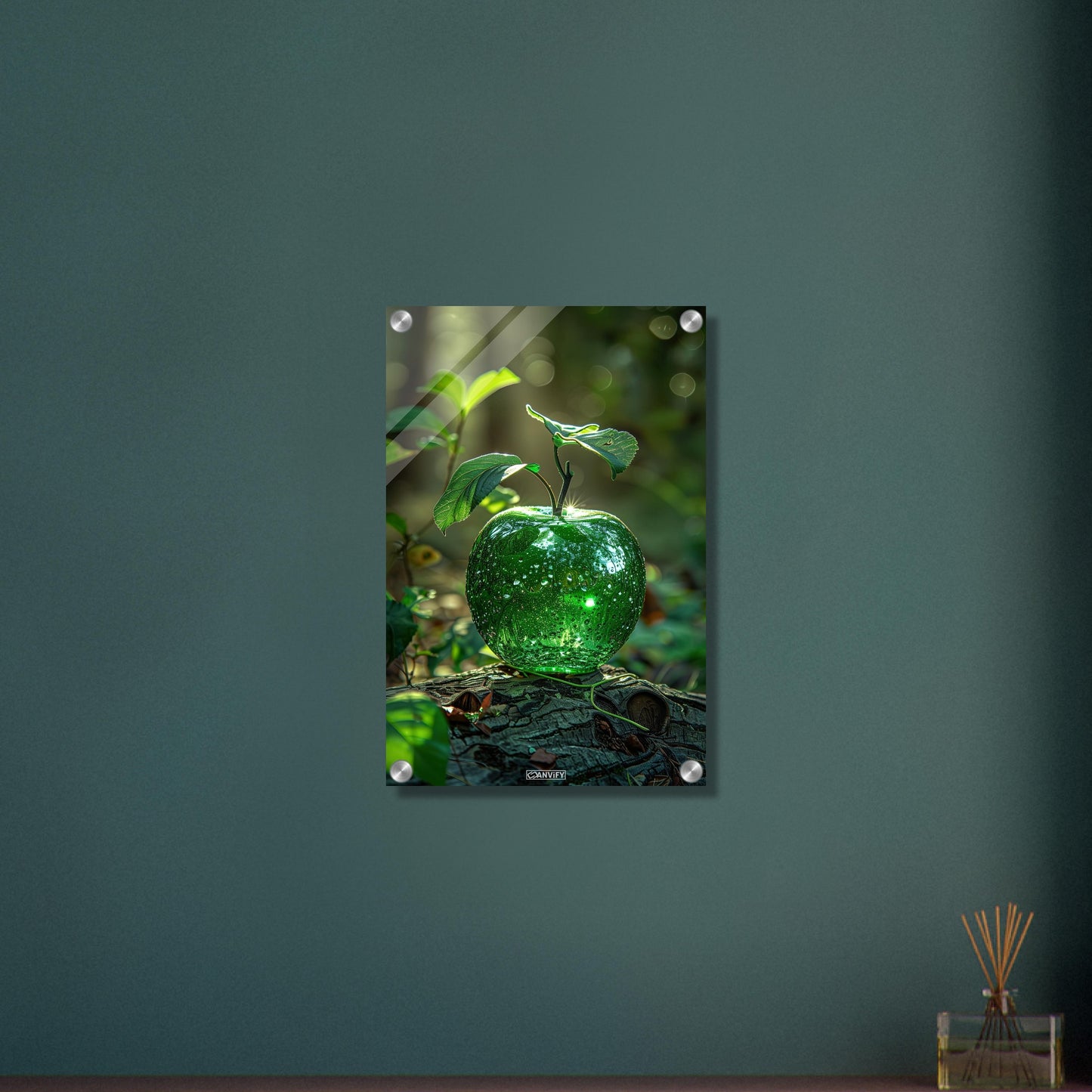 Grüner Apfel als Diamant auf einem Holzstamm auf einem Acrylbild