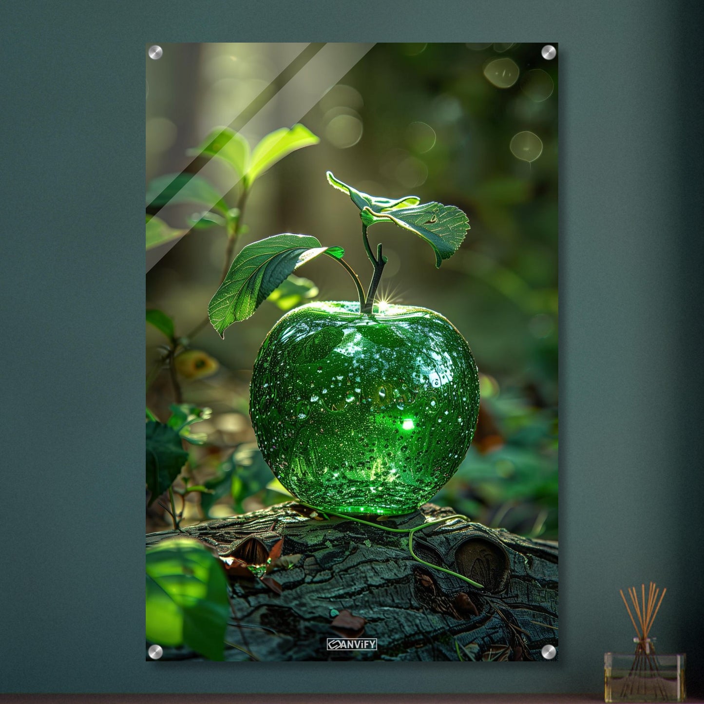 Grüner Apfel als Diamant auf einem Holzstamm auf einem Acrylbild