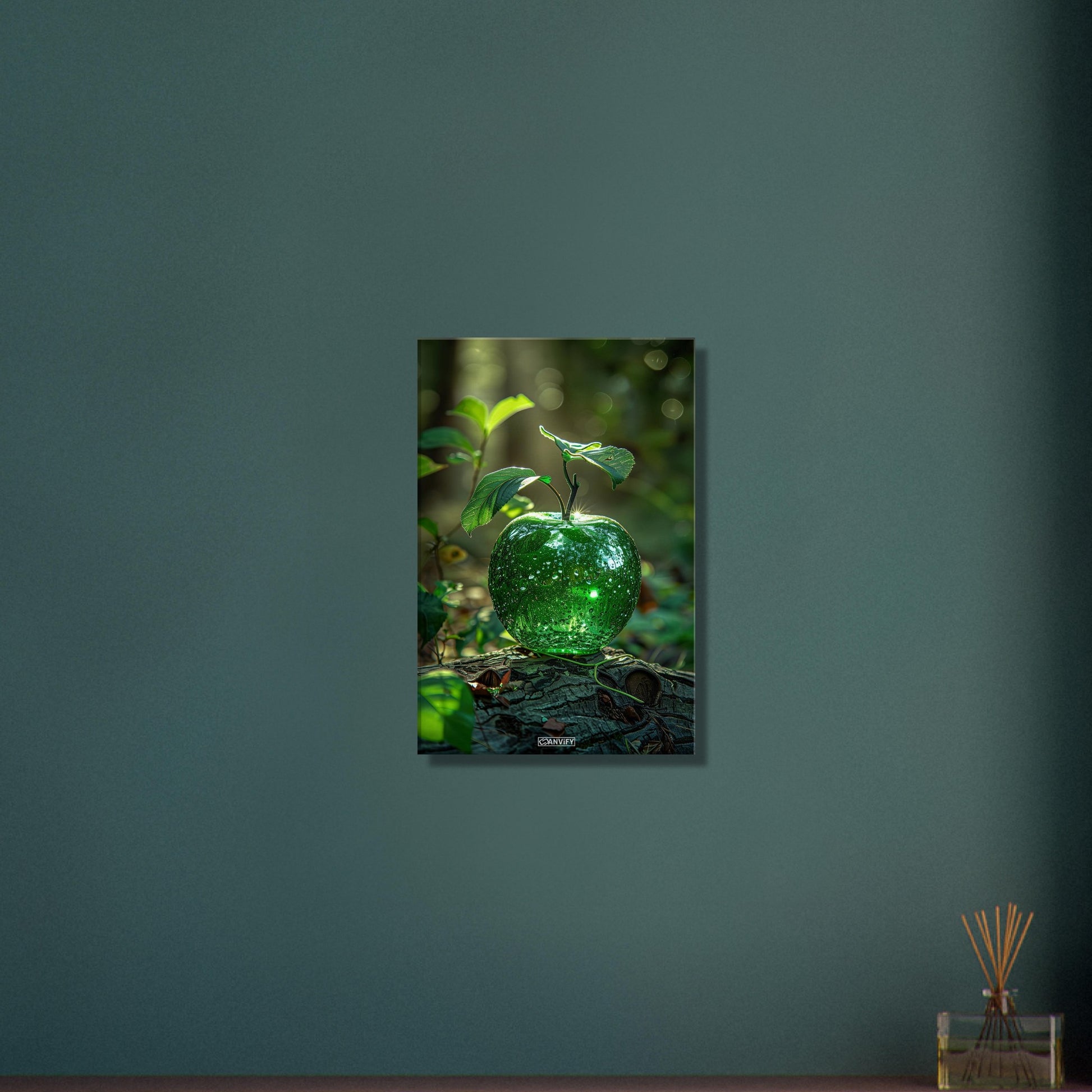 Grüner Apfel als Diamant auf einem Holzstamm auf einer Leinwand