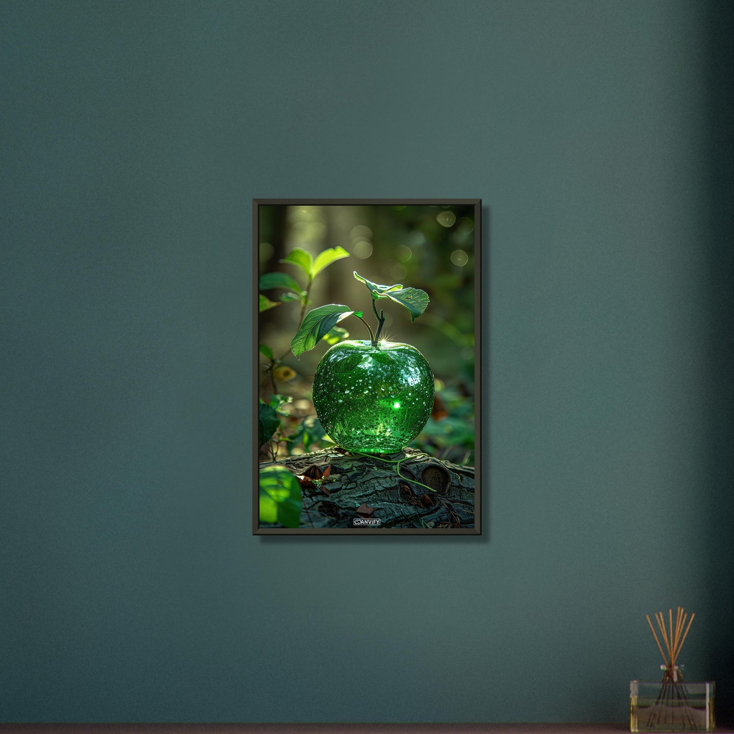 Grüner Apfel als Diamant auf einem Holzstamm auf einem Poster im Metallrahmen