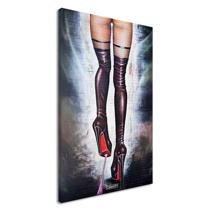 Kaugummi unter einem High Heel einer reizvollen Frau mit Strapse im Street Art Stil auf einer Leinwand