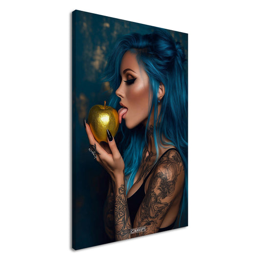 Halsey mit blauen langen Haaren und Tattoos am Oberarm leckt an einem goldenen Apfel auf einer Leinwand
