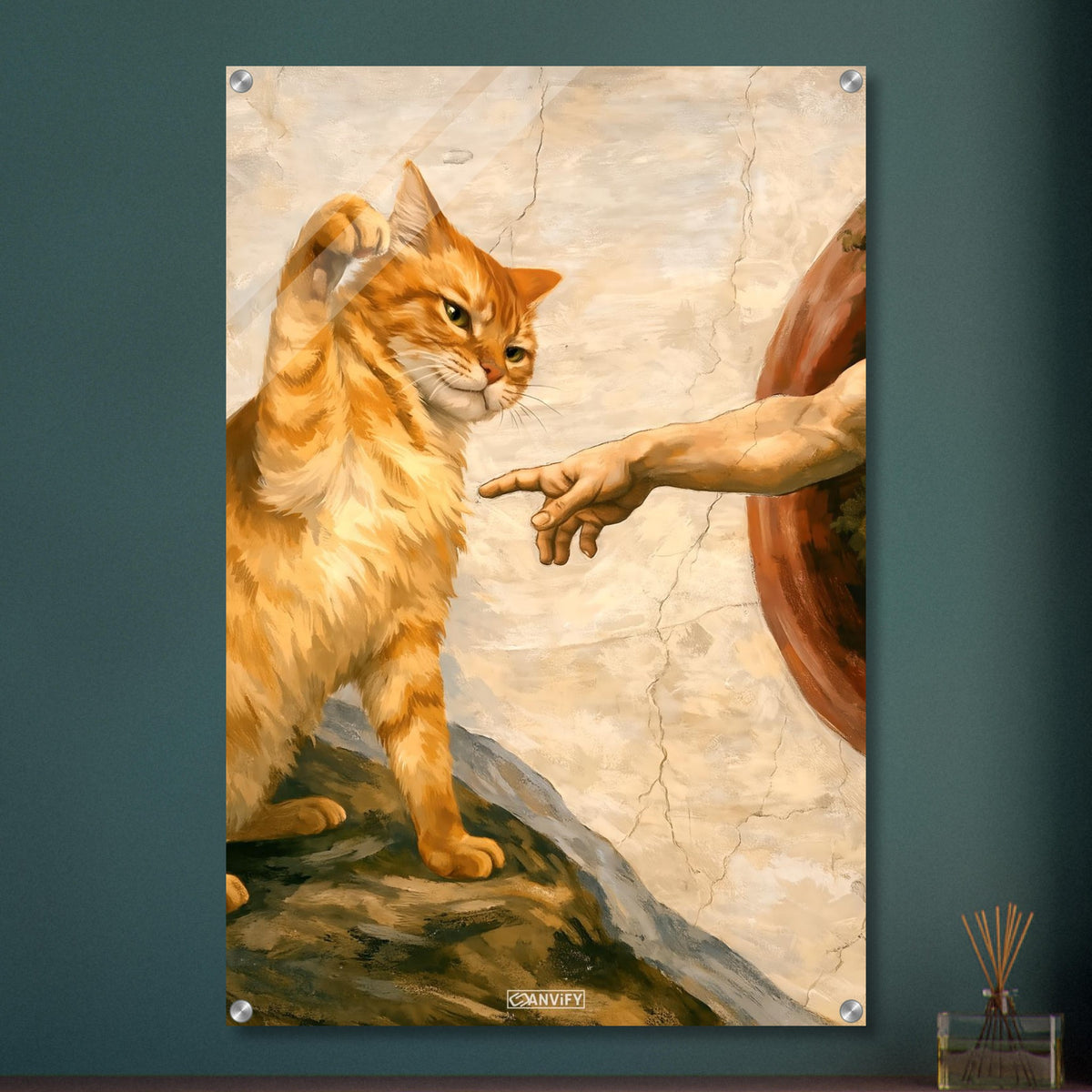 Goldene Katze boxt die Hand in 'Die Erschaffung Adams' im Stil eines Ölgemäldes auf einem Acrylbild