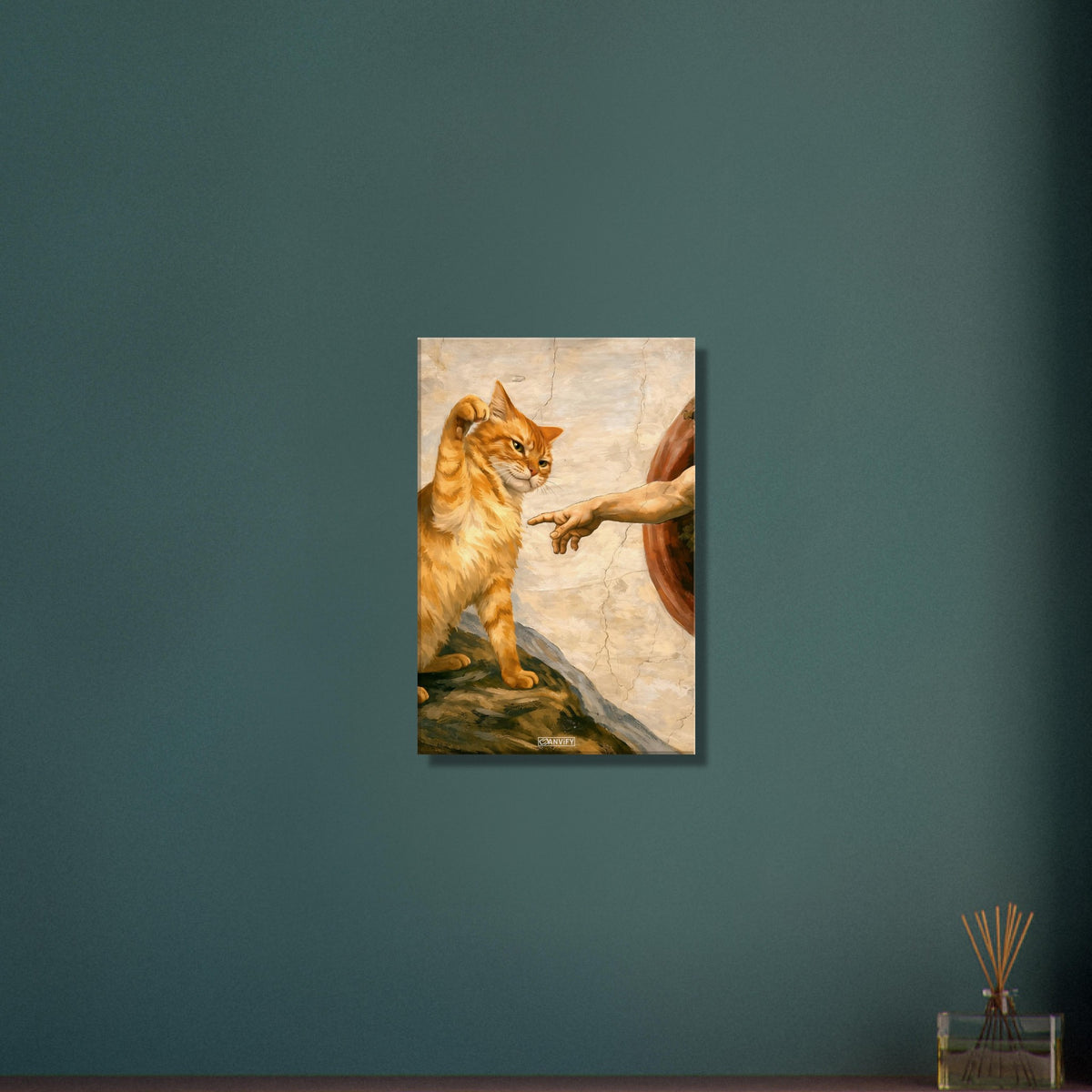 Goldene Katze boxt die Hand in 'Die Erschaffung Adams' im Stil eines Ölgemäldes auf einer Leinwand