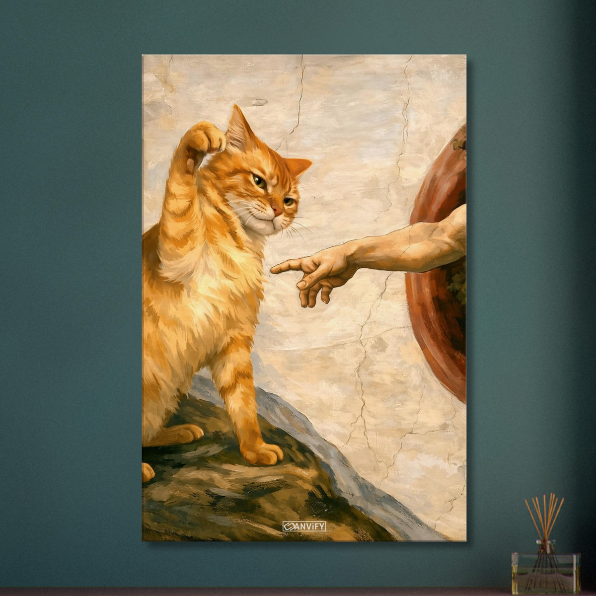 Goldene Katze boxt die Hand in 'Die Erschaffung Adams' im Stil eines Ölgemäldes auf einer Leinwand
