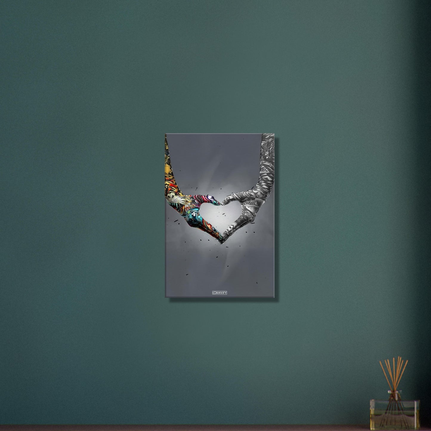 Herzform mit bunten Händen im Banksy Stil auf einer Leinwand