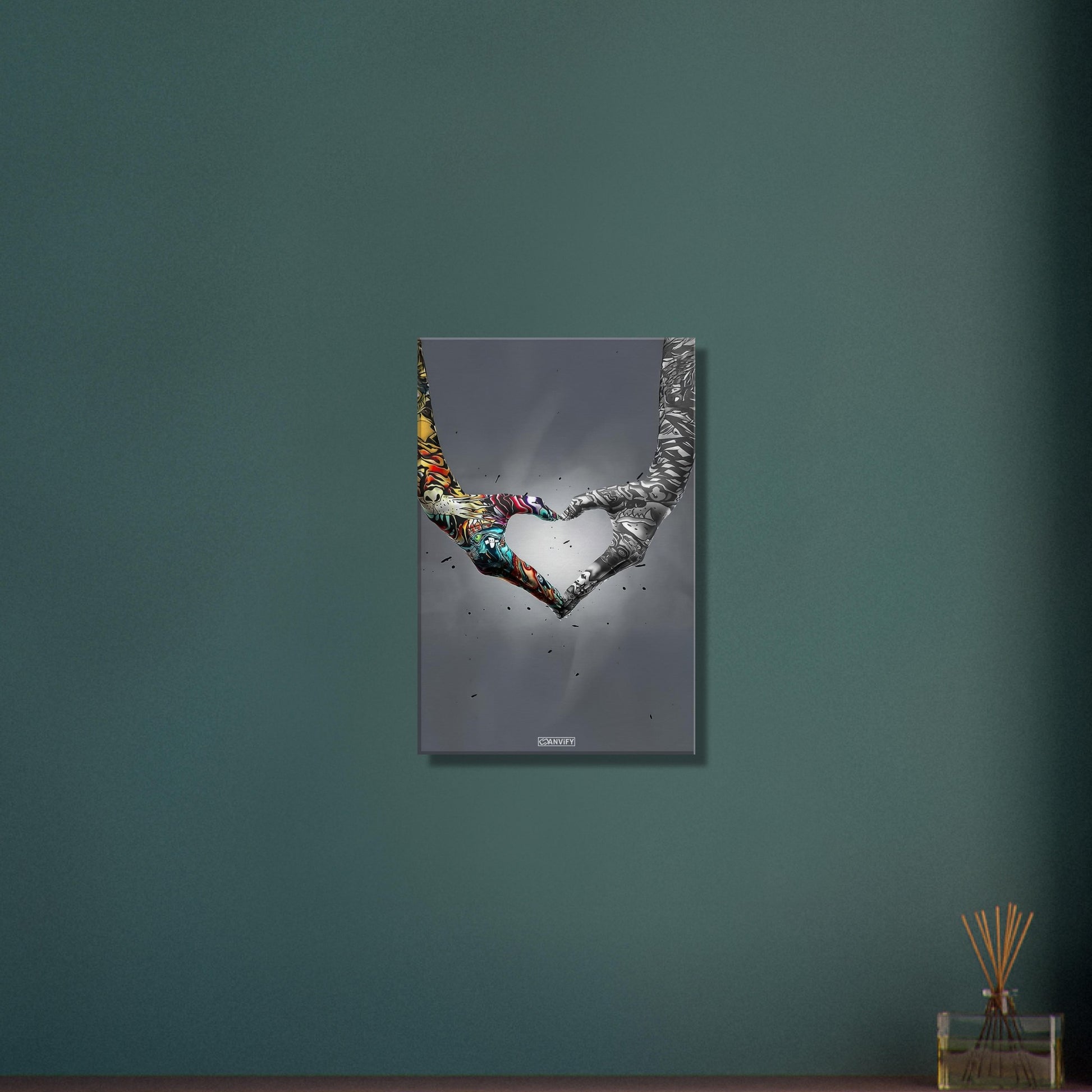 Herzform mit bunten Händen im Banksy Stil auf einer Leinwand