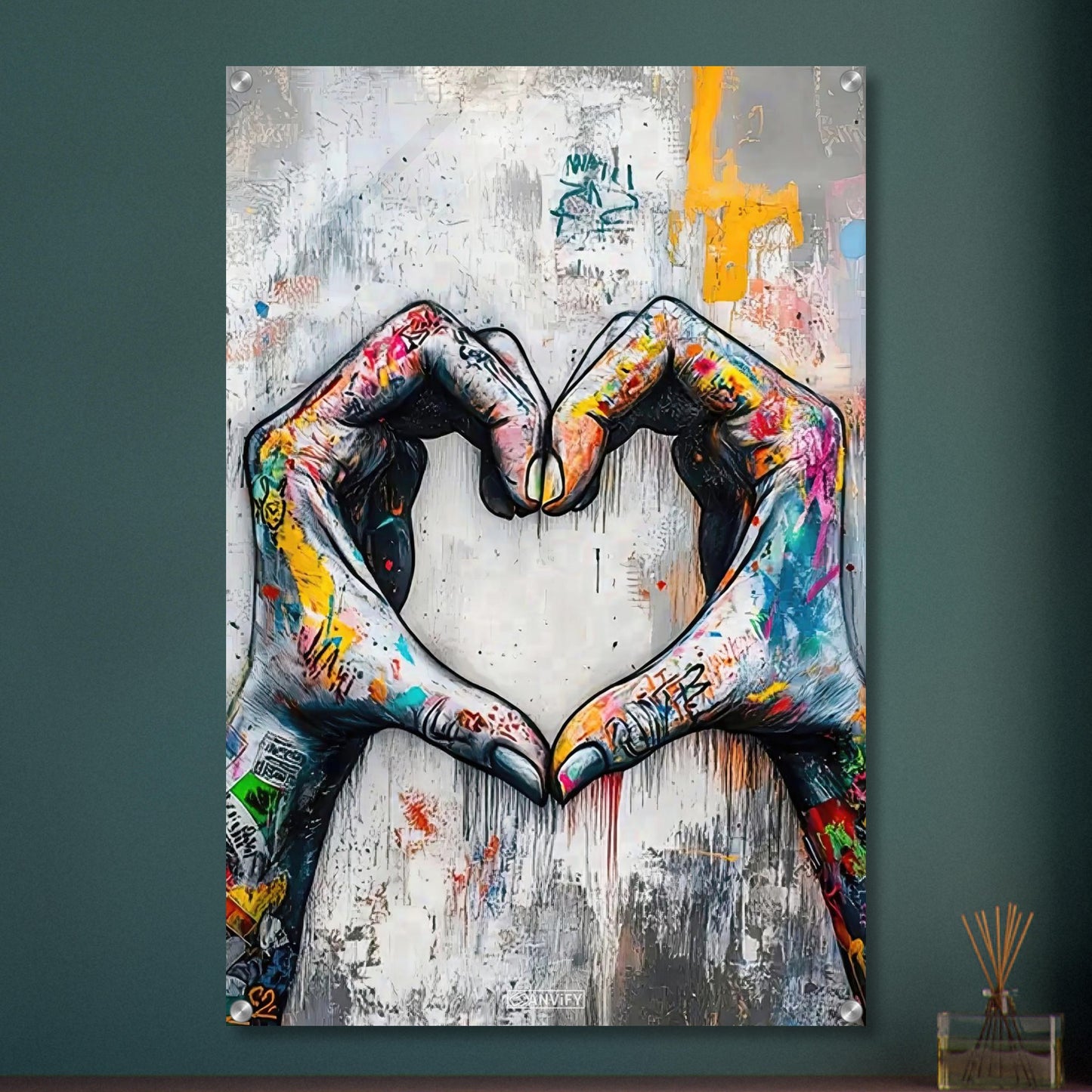 Hände in Herzform im Banksy Stil auf einem Acrylbild