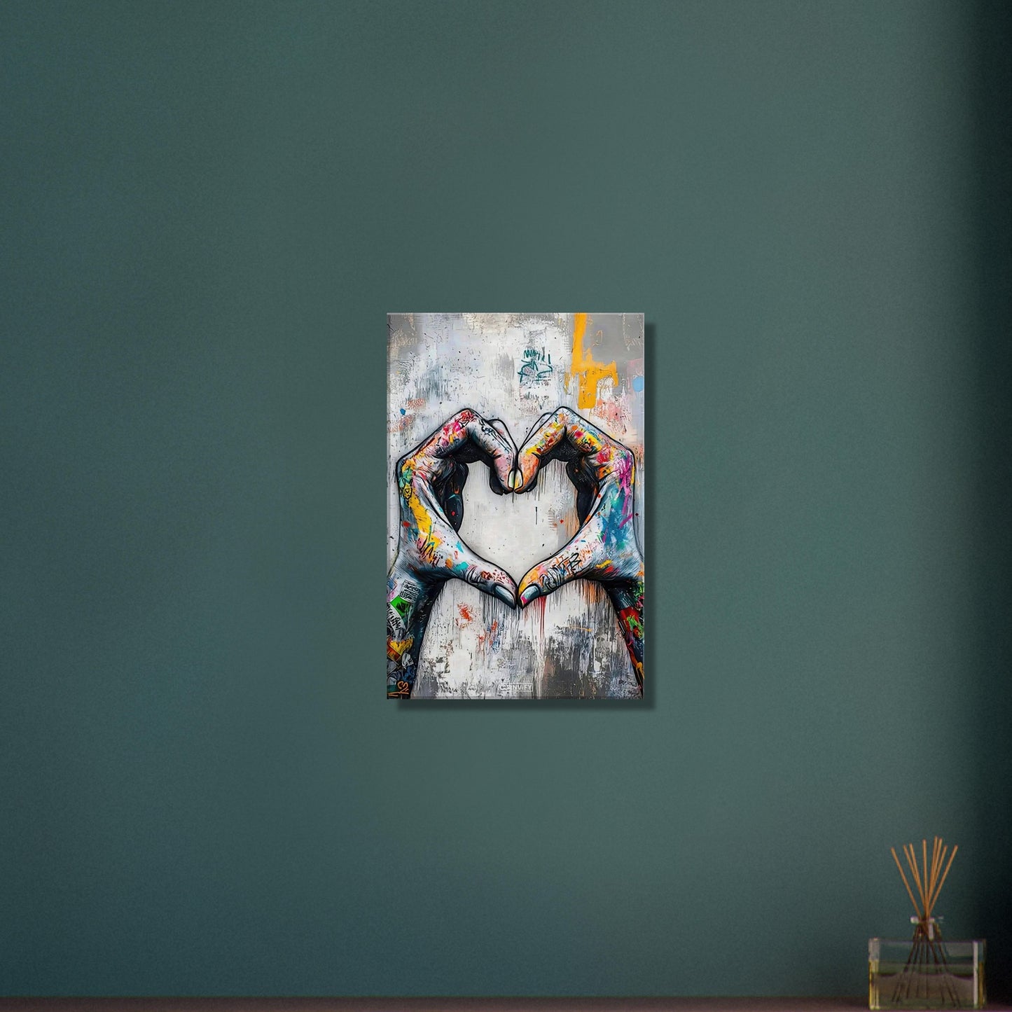 Hände in Herzform im Banksy Stil auf einer Leinwand