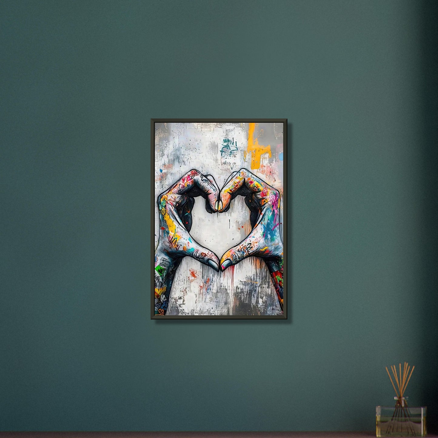 Hände in Herzform im Banksy Stil auf einem Poster im Metallrahmen