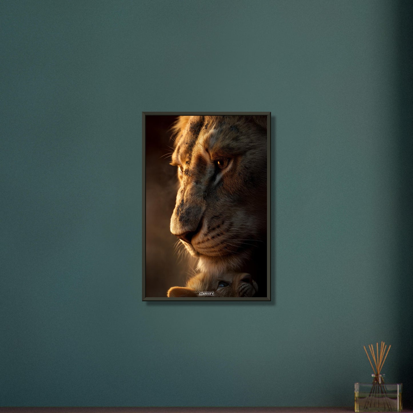 Löwe mit Löwenbaby auf einem Poster im Metallrahmen