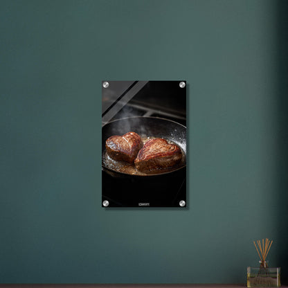Gegrilltes herzförmiges Rindsteak in der Pfanne auf einem Acrylbild