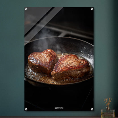 Gegrilltes herzförmiges Rindsteak in der Pfanne auf einem Acrylbild