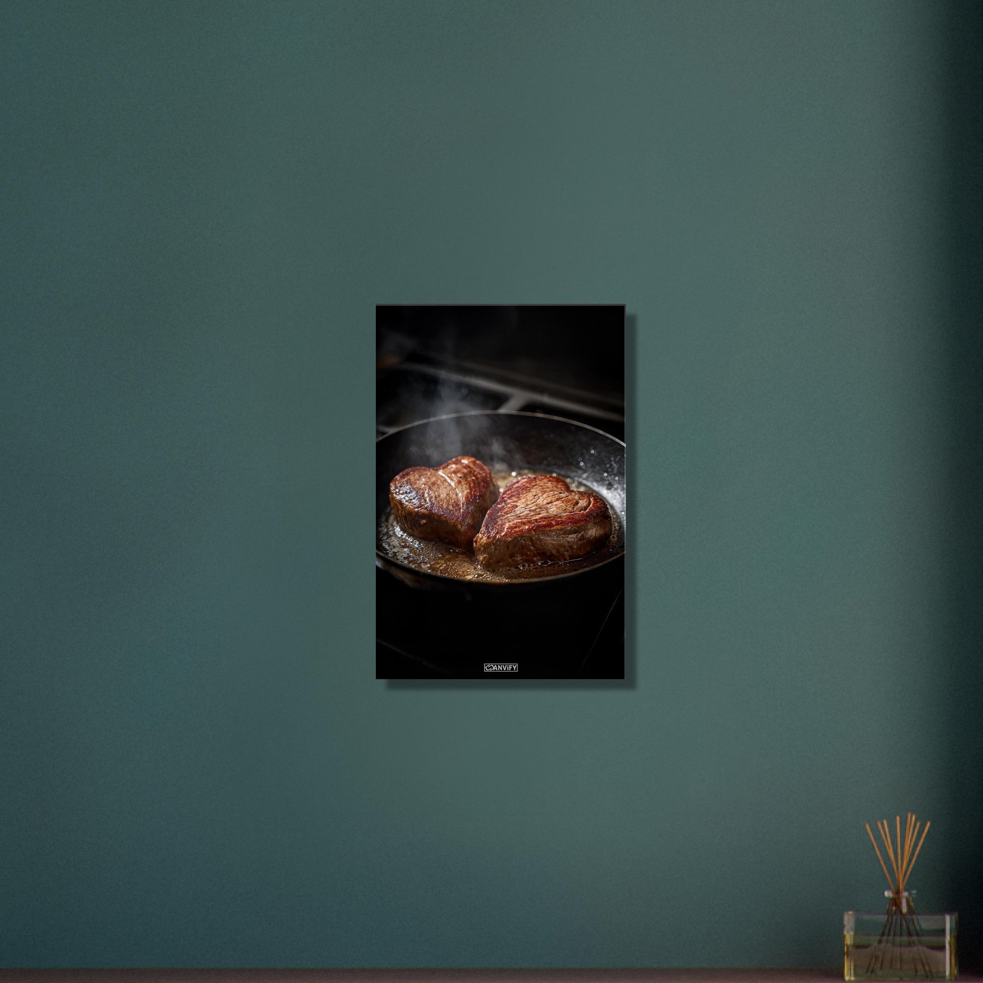 Gegrilltes herzförmiges Rindsteak in der Pfanne auf einer Leinwand