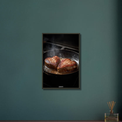 Gegrilltes herzförmiges Rindsteak in der Pfanne auf einem Poster im Metallrahmen