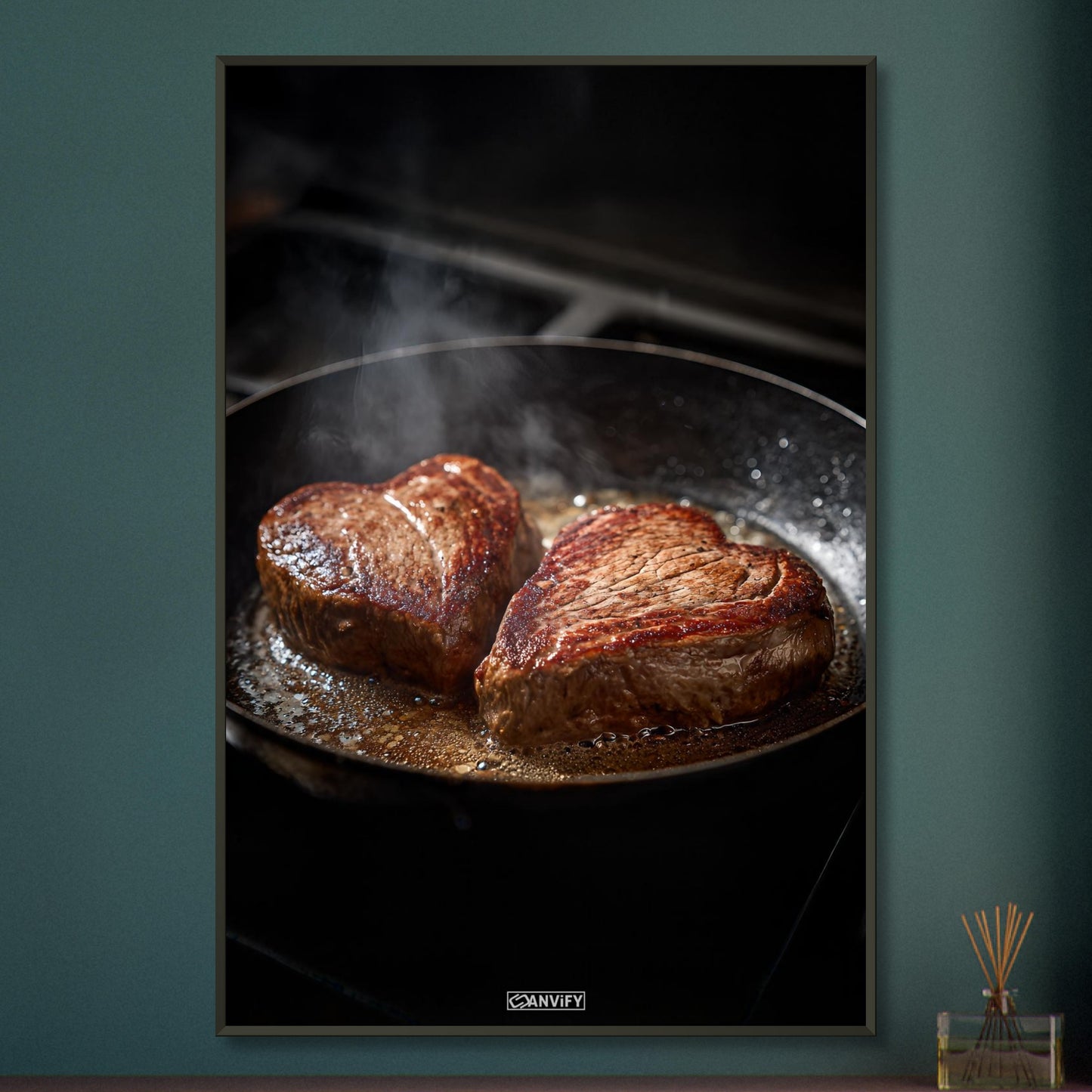 Gegrilltes herzförmiges Rindsteak in der Pfanne auf einem Poster im Metallrahmen