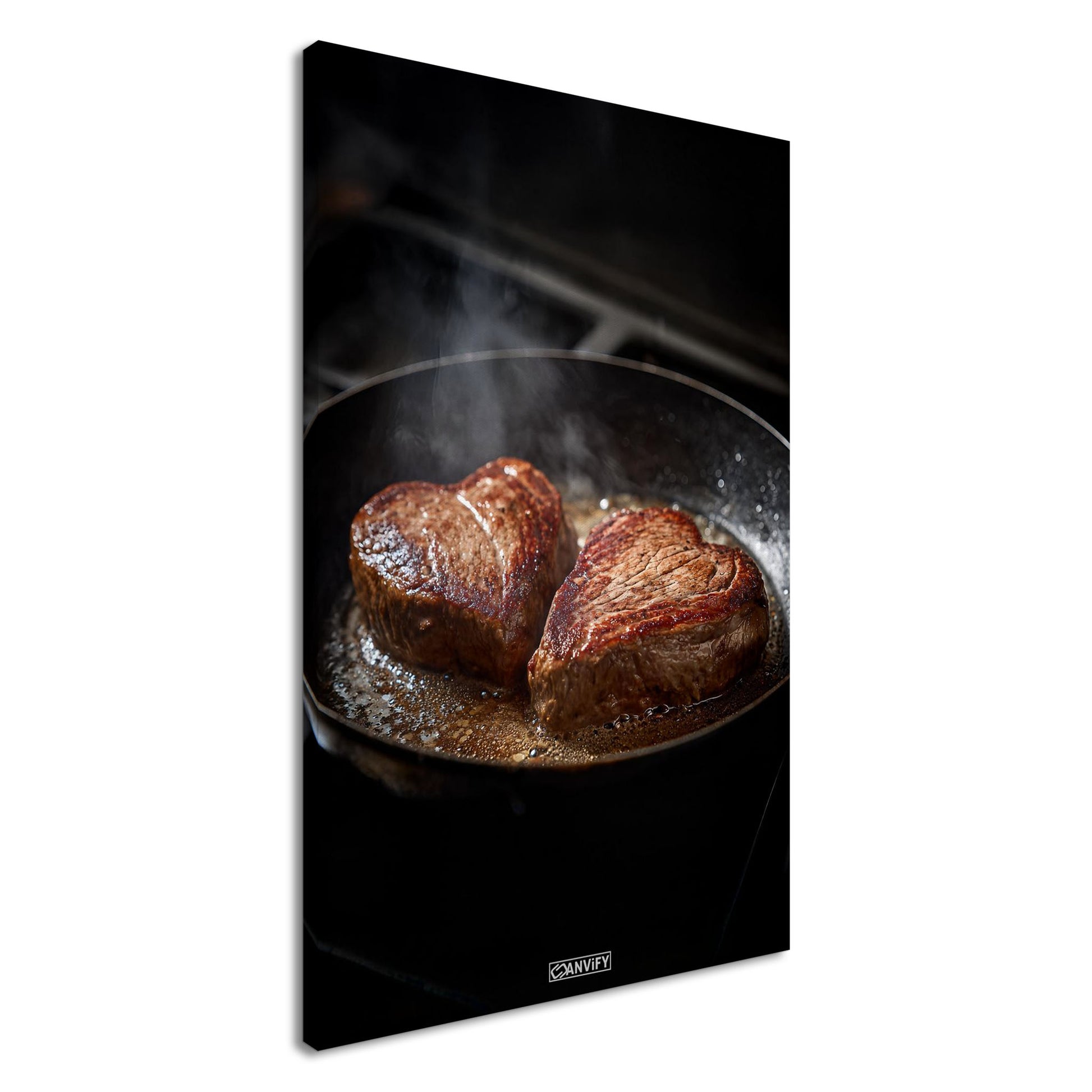 Gegrilltes herzförmiges Rindsteak in der Pfanne auf einer Leinwand
