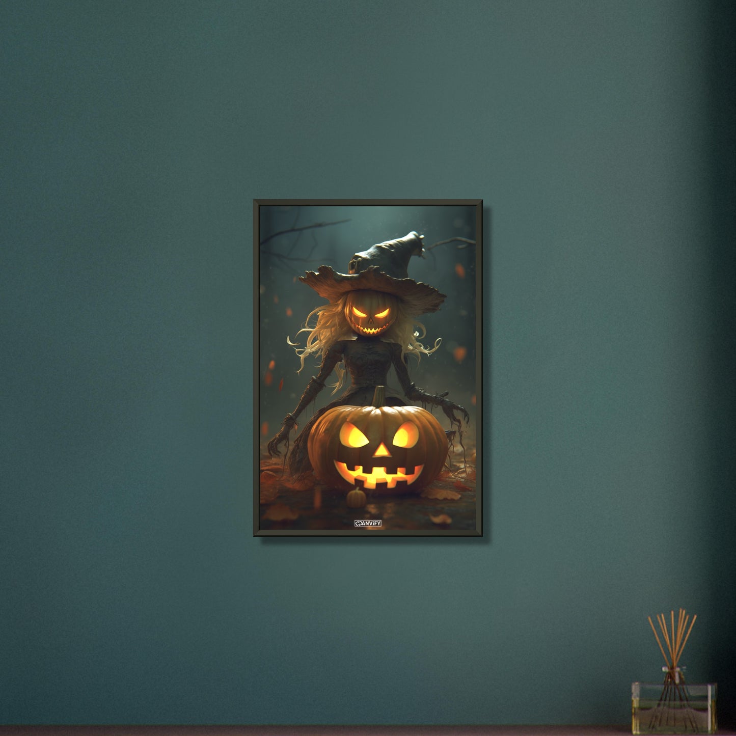 Gruselige Vogelschreckpuppe mit einem Kürbiskopf und Hexenhut auf einem Poster im Metallrahmen