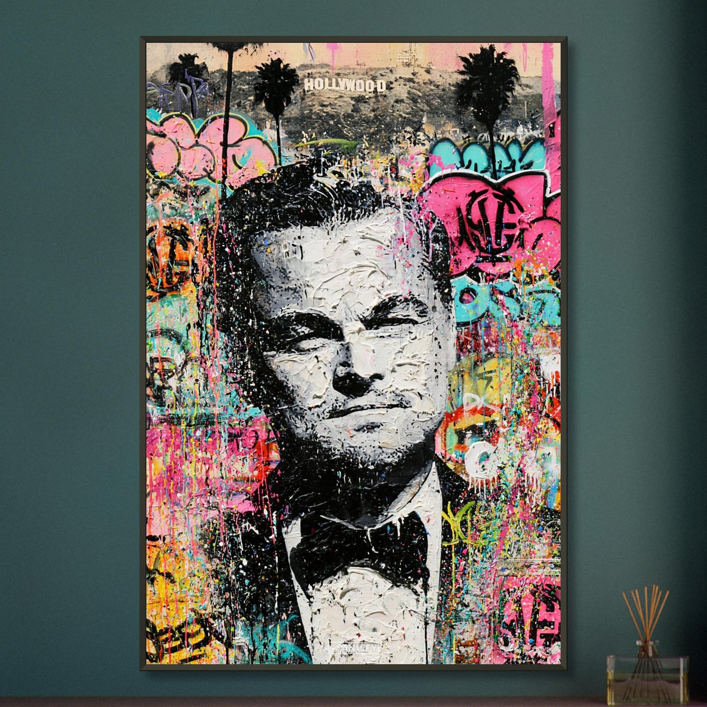 Leonardo DiCaprio vor dem Hollywood Sign im Pop Art Stil auf einem Poster im Metallrahmen