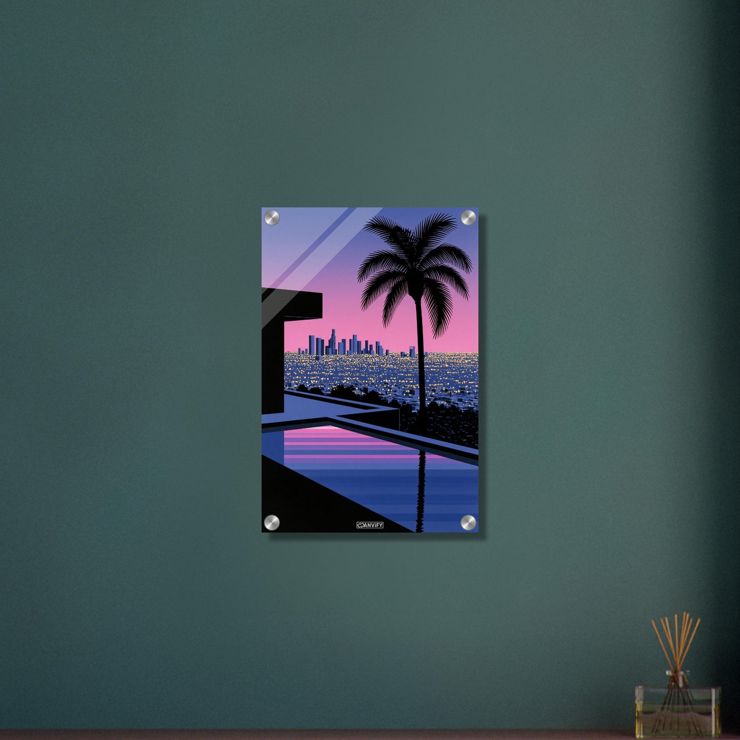 Infinity-Pool mit Blick auf die Skyline von Los Angeles bei Sonnenuntergang, Palme im Vordergrund, Synthwave-Digitalkunst auf einem Acrylbild