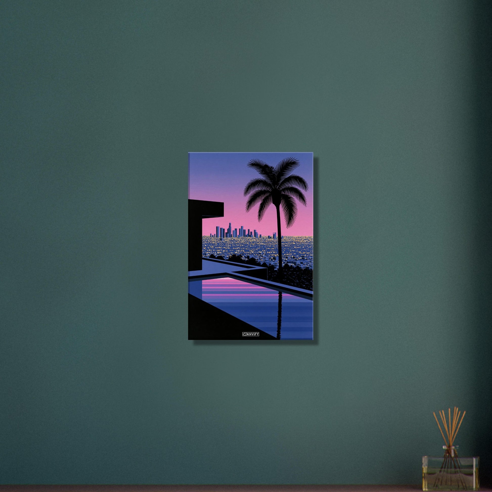 Infinity-Pool mit Blick auf die Skyline von Los Angeles bei Sonnenuntergang, Palme im Vordergrund, Synthwave-Digitalkunst auf einer Leinwand