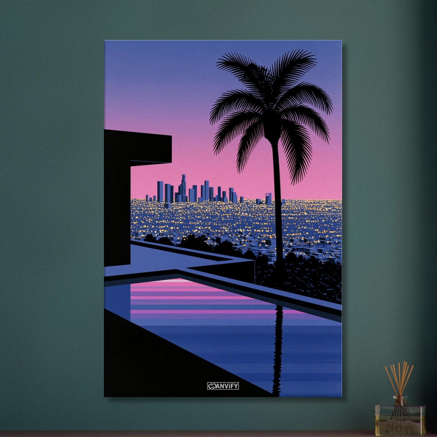 Infinity-Pool mit Blick auf die Skyline von Los Angeles bei Sonnenuntergang, Palme im Vordergrund, Synthwave-Digitalkunst auf einer Leinwand