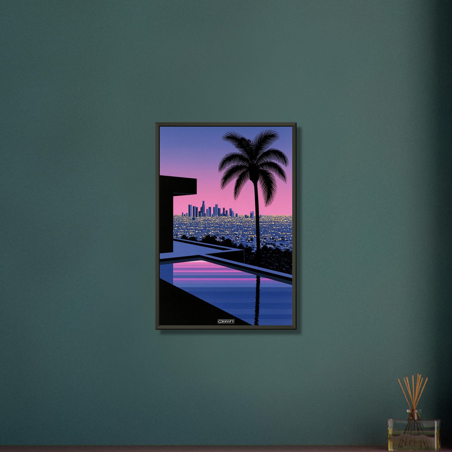 Infinity-Pool mit Blick auf die Skyline von Los Angeles bei Sonnenuntergang, Palme im Vordergrund, Synthwave-Digitalkunst auf einem Poster im Metallrahmen