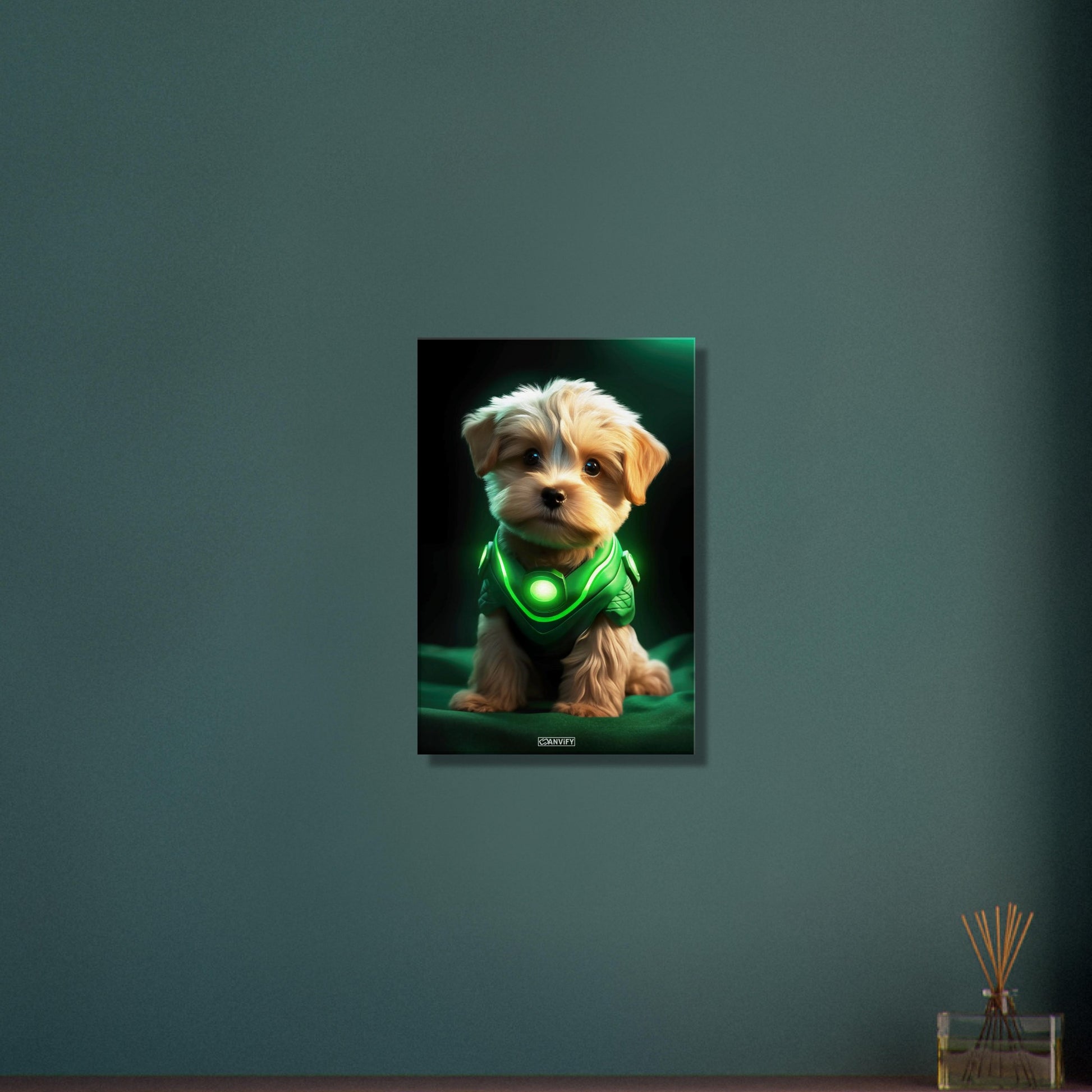 Maltipoo in einem Superhelden Kostüm von Green Lantern auf einer Leinwand