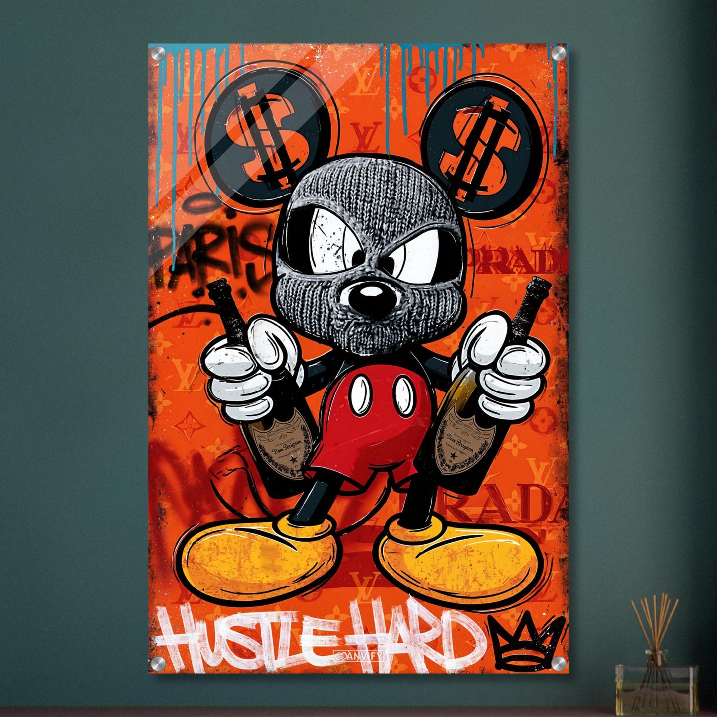 Micky Maus mit Maske und Champagnerflaschen von Dom Perignon in den Händen im Pop Art Stil mit dem Spruch "Hustle Hard" und einer Krone dahinter auf einem Acrylbild