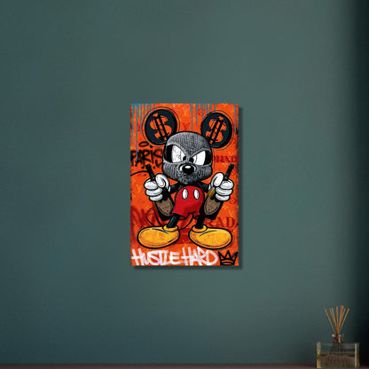 Micky Maus mit Maske und Champagnerflaschen von Dom Perignon in den Händen im Pop Art Stil mit dem Spruch "Hustle Hard" und einer Krone dahinter auf Aluminium