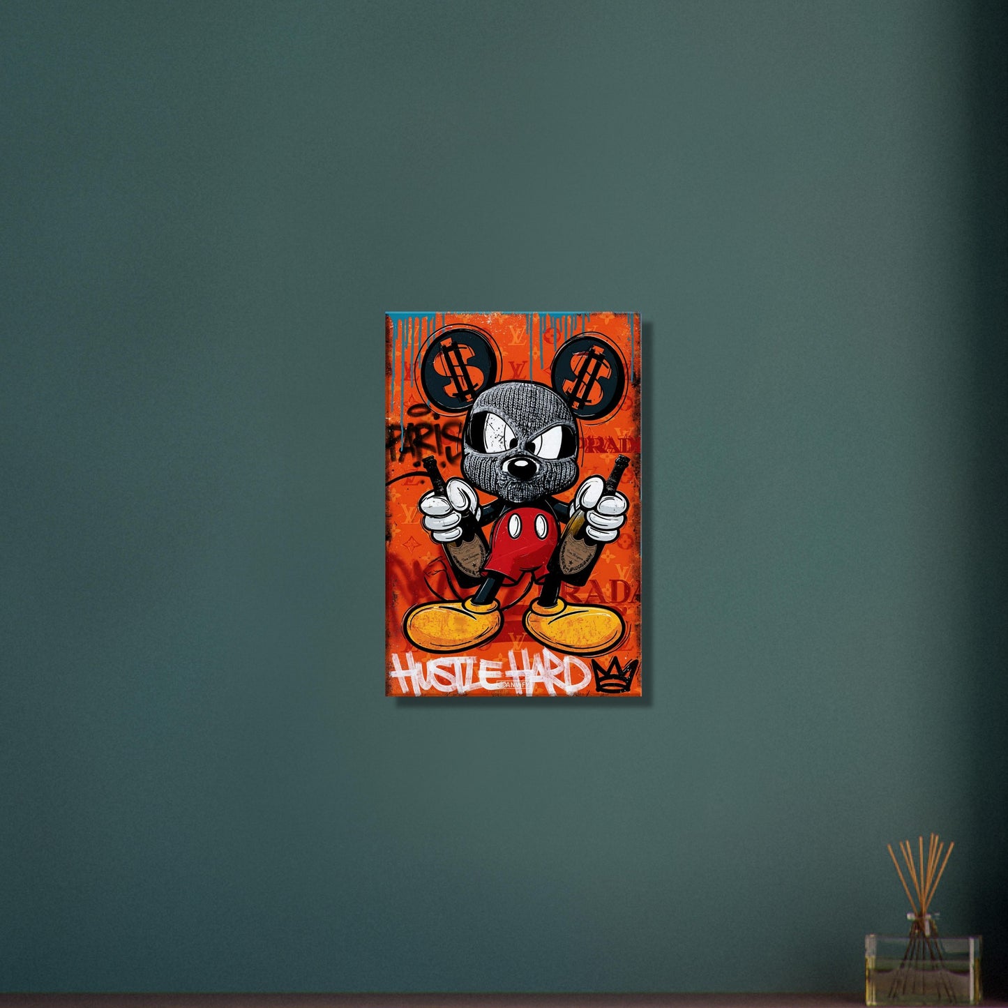 Micky Maus mit Maske und Champagnerflaschen von Dom Perignon in den Händen im Pop Art Stil mit dem Spruch "Hustle Hard" und einer Krone dahinter auf einer Leinwand