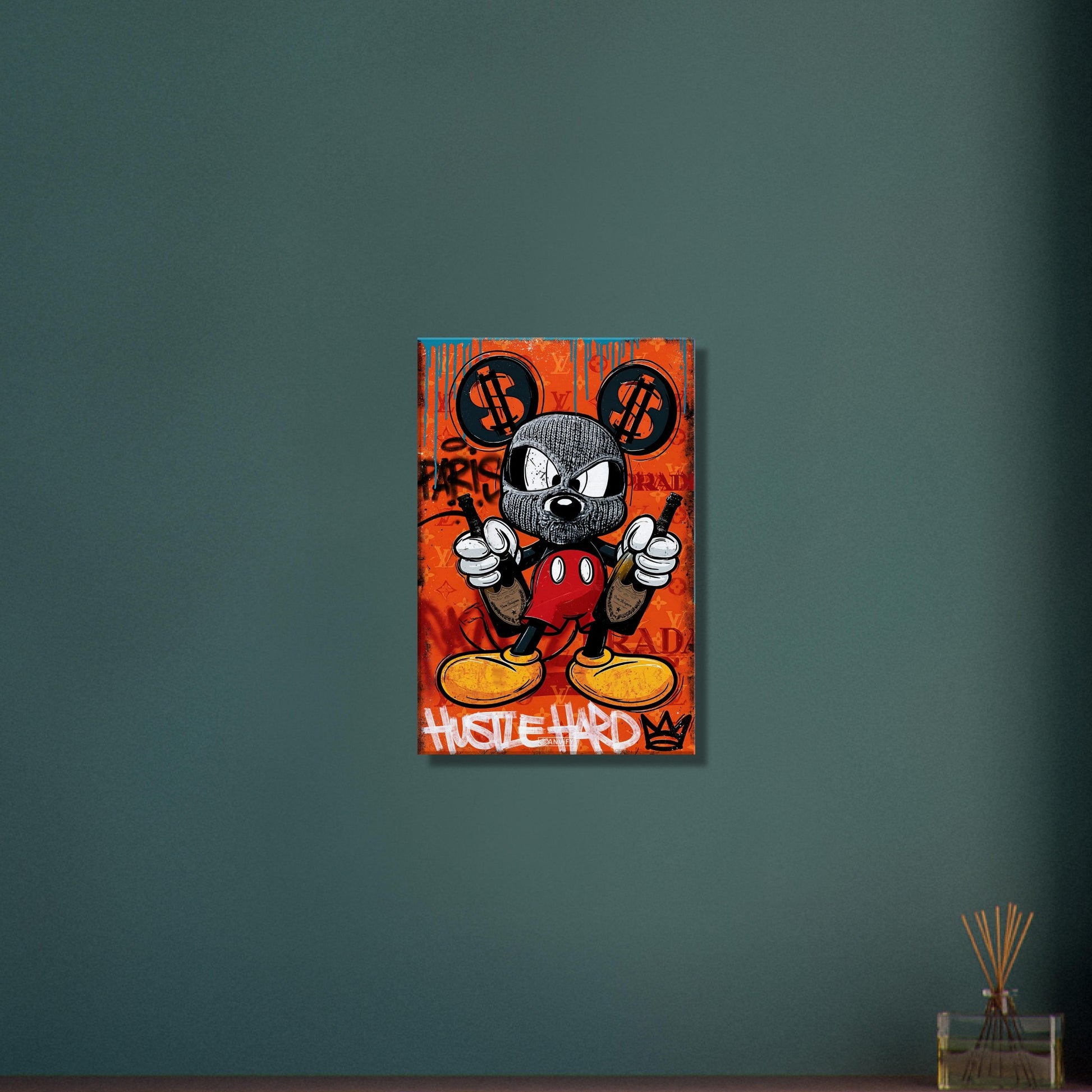 Micky Maus mit Maske und Champagnerflaschen von Dom Perignon in den Händen im Pop Art Stil mit dem Spruch "Hustle Hard" und einer Krone dahinter auf einer Leinwand
