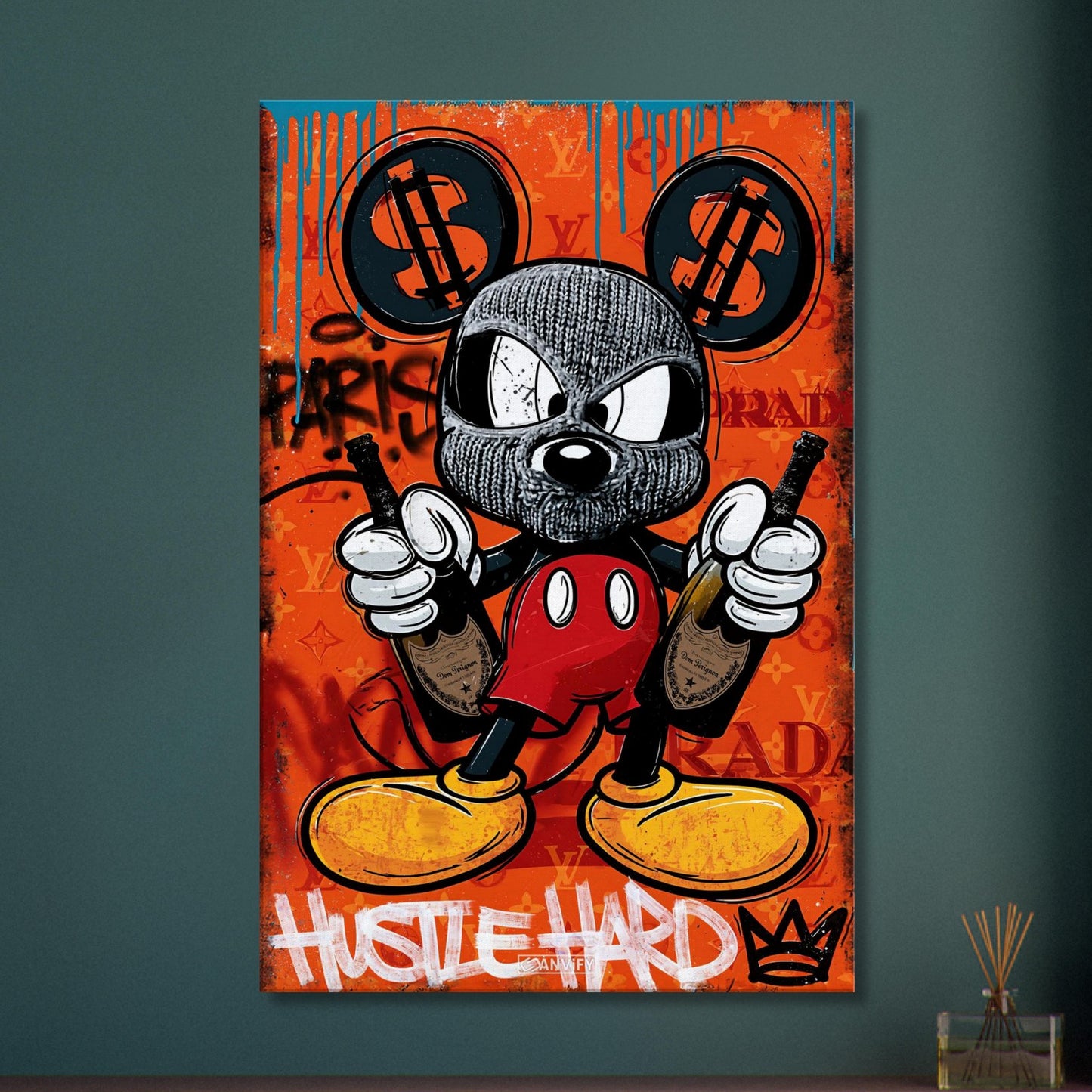 Micky Maus mit Maske und Champagnerflaschen von Dom Perignon in den Händen im Pop Art Stil mit dem Spruch "Hustle Hard" und einer Krone dahinter auf einer Leinwand