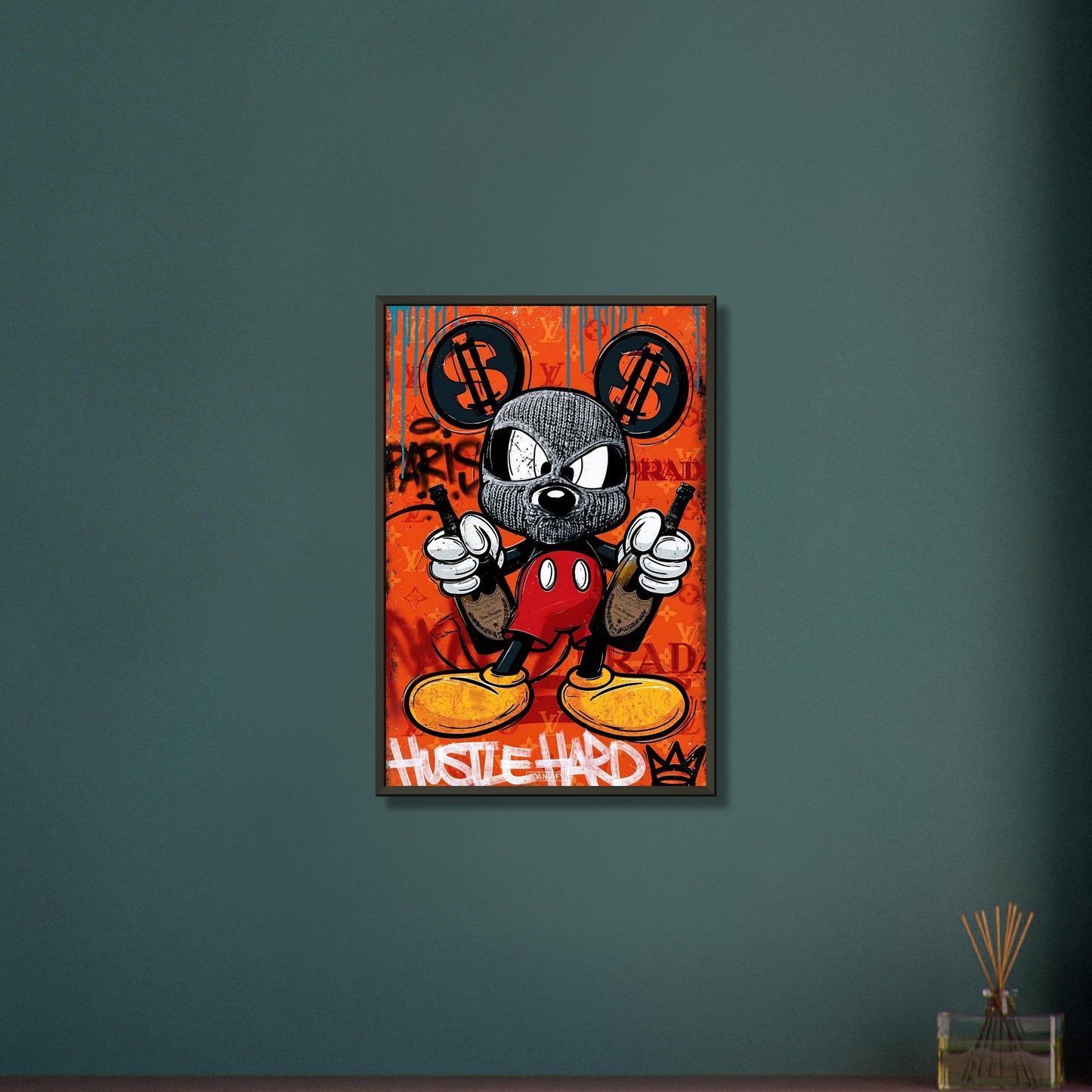 Micky Maus mit Maske und Champagnerflaschen von Dom Perignon in den Händen im Pop Art Stil mit dem Spruch "Hustle Hard" und einer Krone dahinter auf einem Poster im Metallrahmen