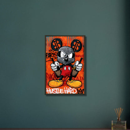 Micky Maus mit Maske und Champagnerflaschen von Dom Perignon in den Händen im Pop Art Stil mit dem Spruch "Hustle Hard" und einer Krone dahinter auf einem Poster im Metallrahmen
