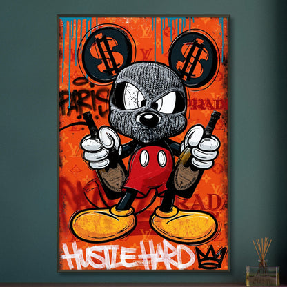 Micky Maus mit Maske und Champagnerflaschen von Dom Perignon in den Händen im Pop Art Stil mit dem Spruch "Hustle Hard" und einer Krone dahinter auf einem Poster im Metallrahmen