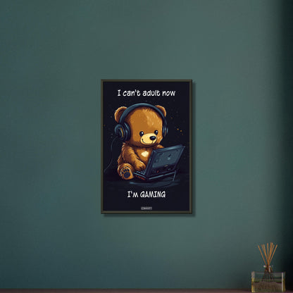 Babybär mit Headset am Laptop auf einem Poster im Metallrahmen
