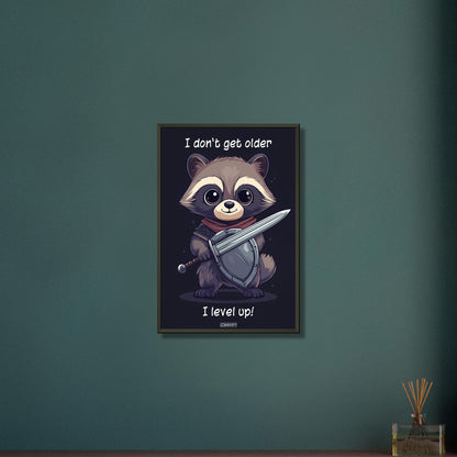 Baby-Waschbär malerisch dargestellt mit einem Schwert und einem Schild auf einem Poster im Metallrahmen