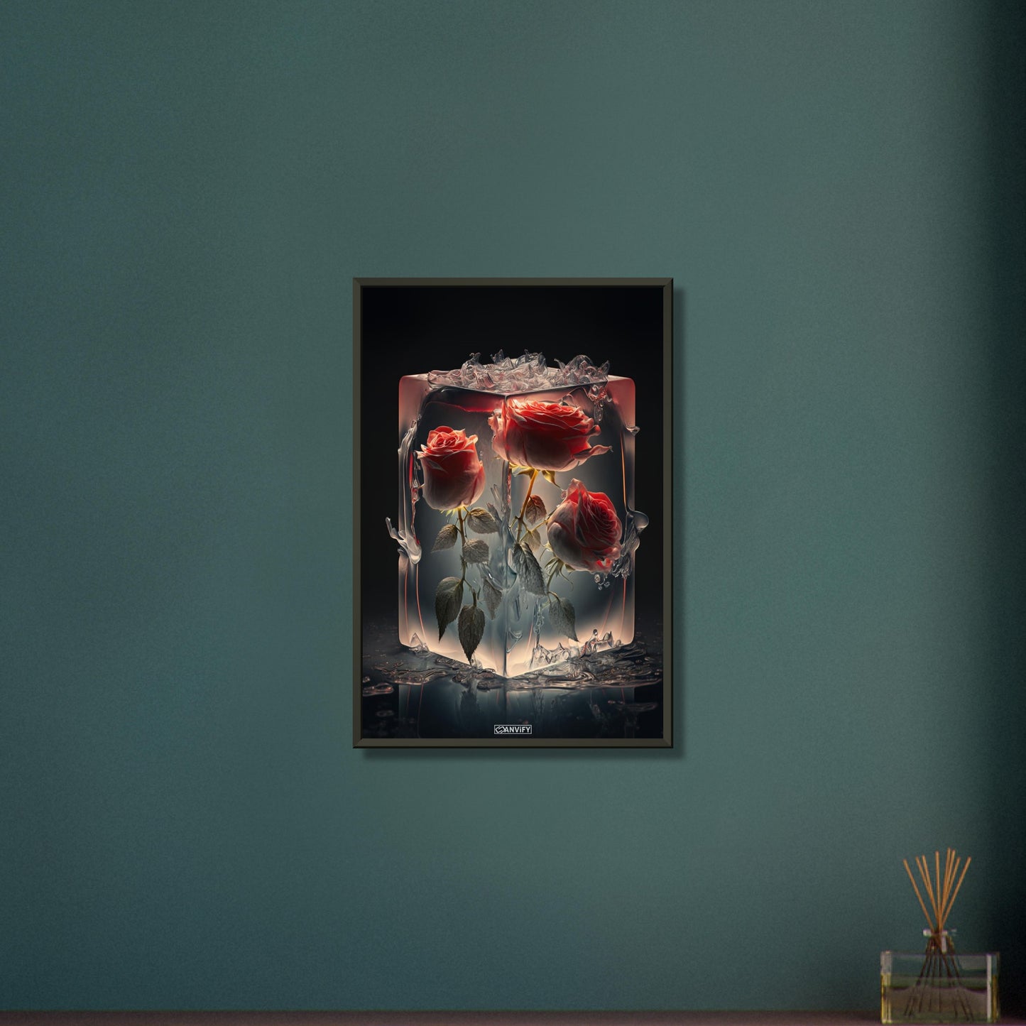 Rote Rosen eingefroren im Eiswürfel auf einem Poster im Metallrahmen