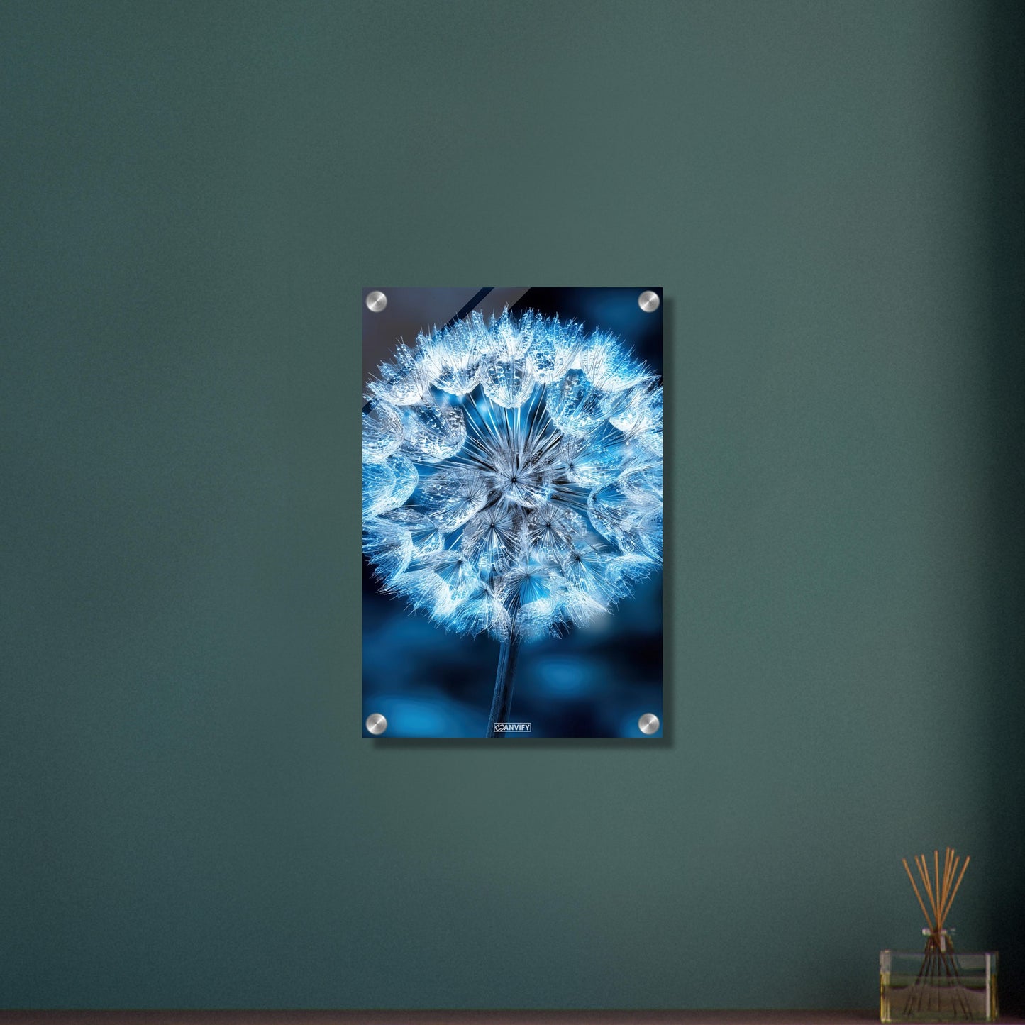 Eisblaue Pusteblume in Nahaufnahme auf einem Acrylbild