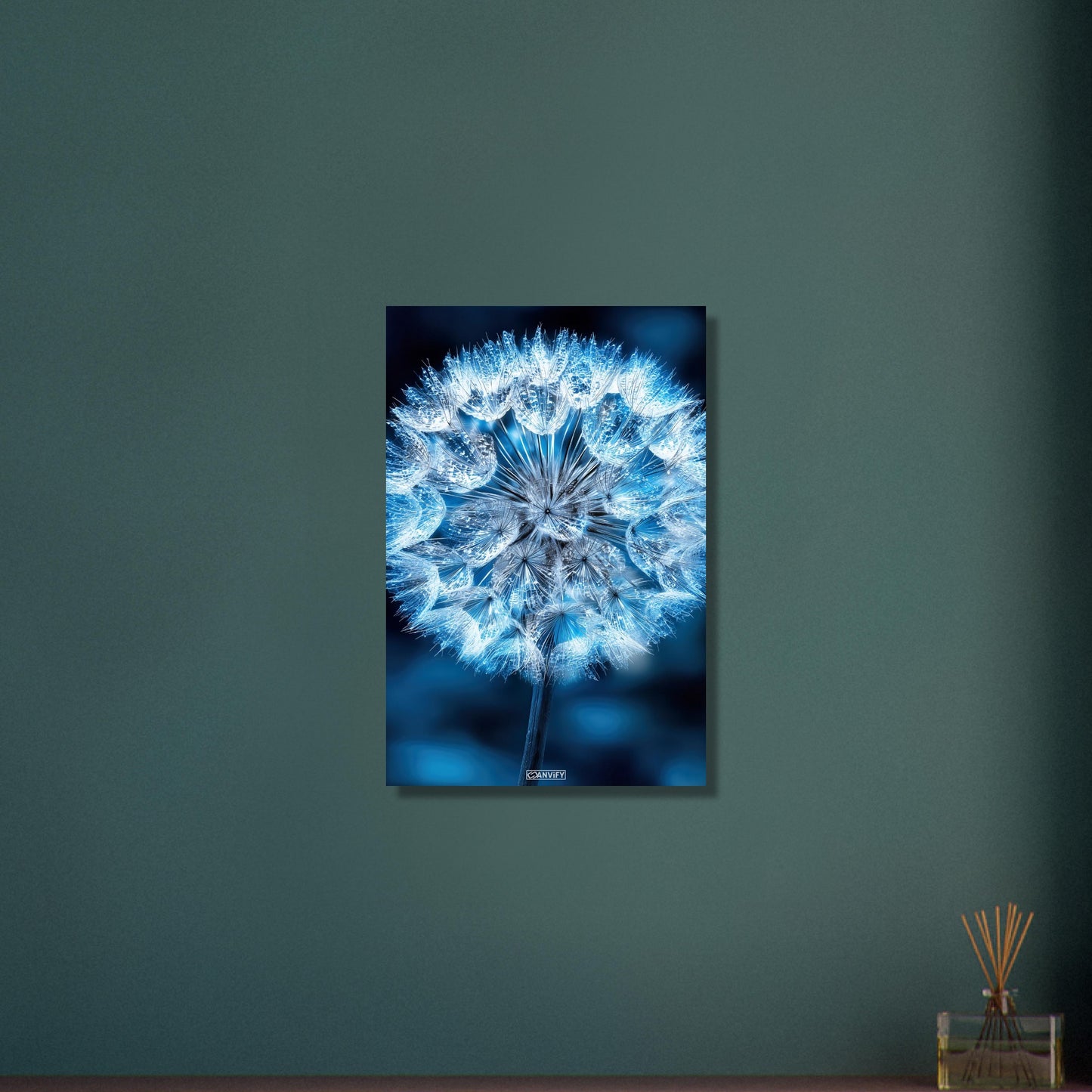 Eisblaue Pusteblume in Nahaufnahme auf Aluminium