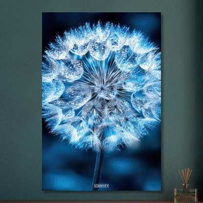 Eisblaue Pusteblume in Nahaufnahme auf Aluminium